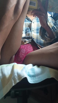 Sudut pandangan pertama: submisif lantai merenung kaki saya