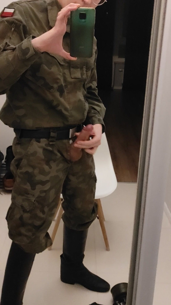 Gayfucker25: Un soldato si masturba con gli stivali degli ufficiali militari