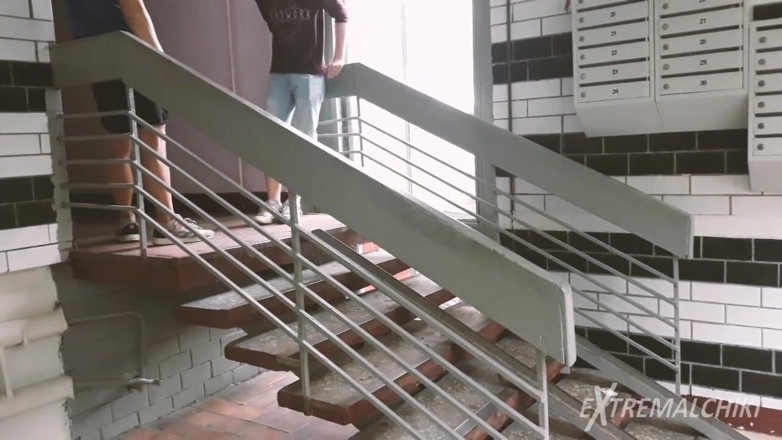 Extremalchiki: Condominium Entrance