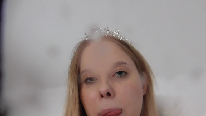 Solo Austria: Công chúa Kelly cao khạc nhổ vào mặt và miệng...