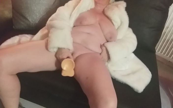 PureVicky66: Une mamie allemande joue avec les plus sexy et les...