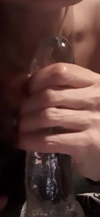 Gag e pompino bagnato sputo sul dildo chiaro 2