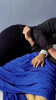 Khadija guarda porno mentre il suo fratellastro si riposa