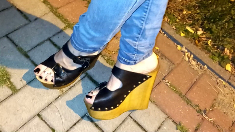 Heelex: Crossdresser menunjukkan kakinya yang cantik dalam kasut tumit tinggi di...