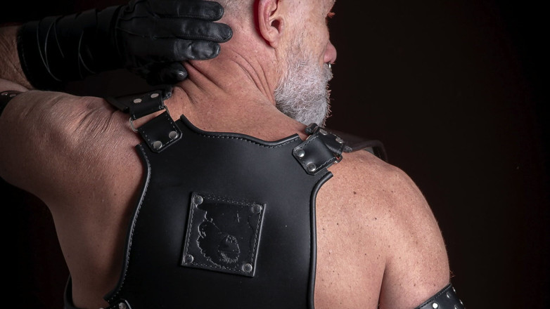 MusclesCigarsFFPig: Singlet Puting Babi