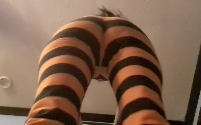 PandoraSG: Hocken in halloween-leggings