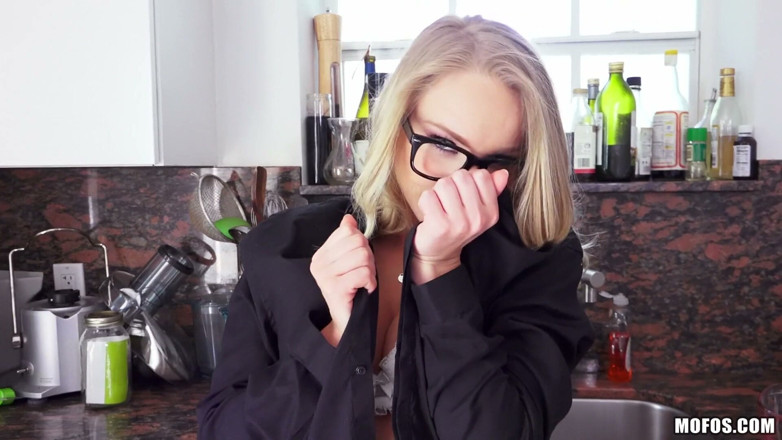 MOFOS: Mofos - Staci Carr usa le sue tette naturali e la...