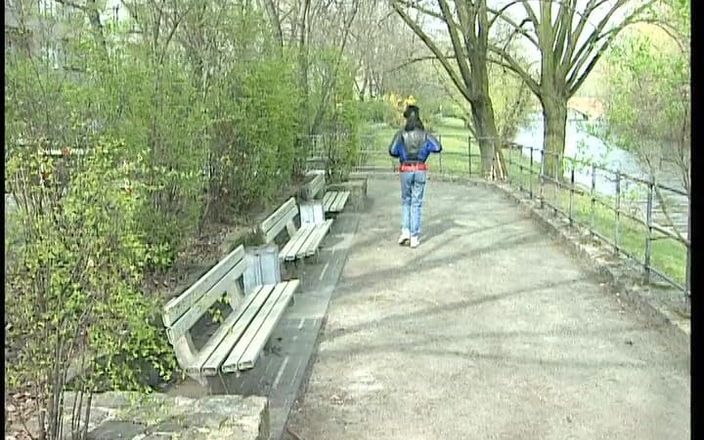 YOUR FIRST PORN: Im Park Kennengelernt - Softclip întâlnit în parc