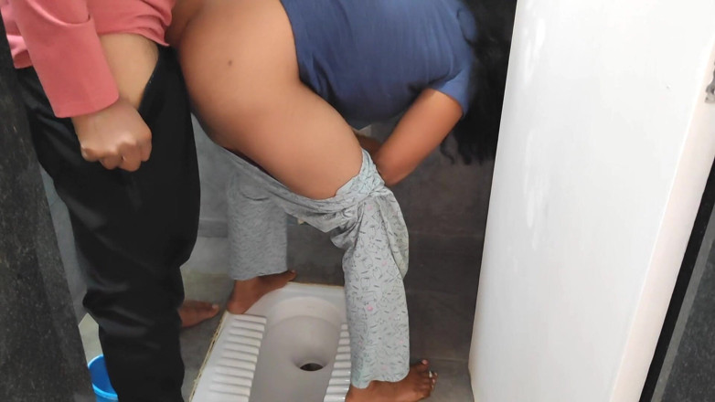 Sexy Komal: komal apne saath baathroom men peshaab karne gee thi.