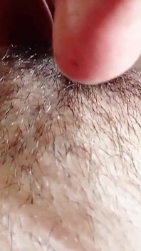 POV: Meu marido explora minha buceta peluda, lambendo e beijando até me trazer para um delicioso orgasmo real