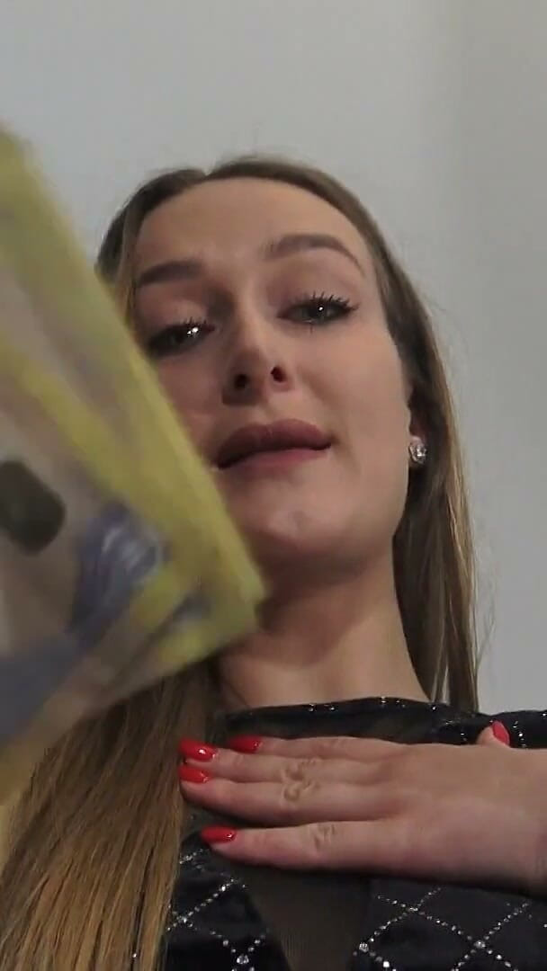 Solo Austria: Giantess Finansal Hakimiyeti!