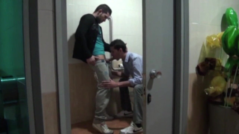 STRAIGHTS BOYS COERCED TO FUCK GAY: Mladá arabská sexy ošukaná na záchodech Billym