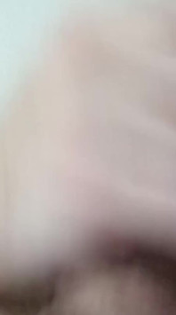 Grote lul trekt zich af en speelt met haar kont