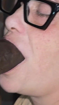 Macecha s brýlemi slouží černému ptákovi svého pána Trotzilly