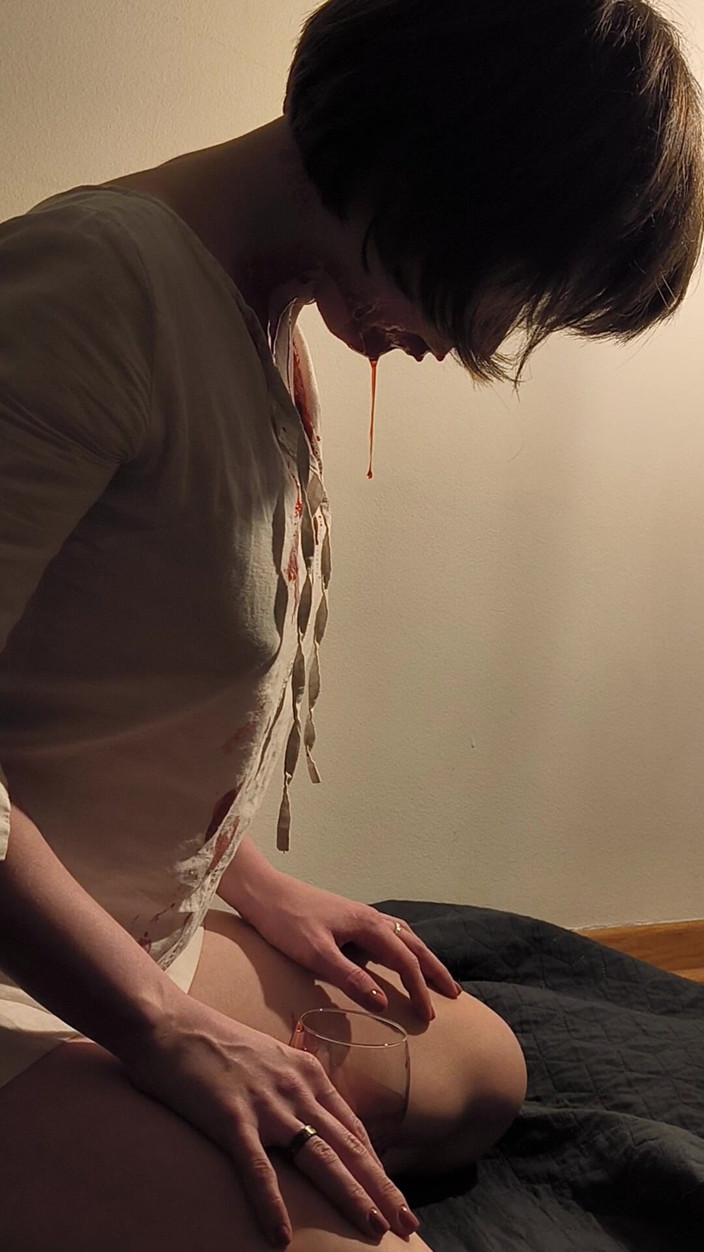 FenekManul: Il liquido rosso sta versando su una bella ragazza. Progetto...