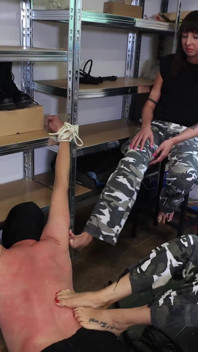 Le ragazze militari si divertono umiliando il loro schiavo calck