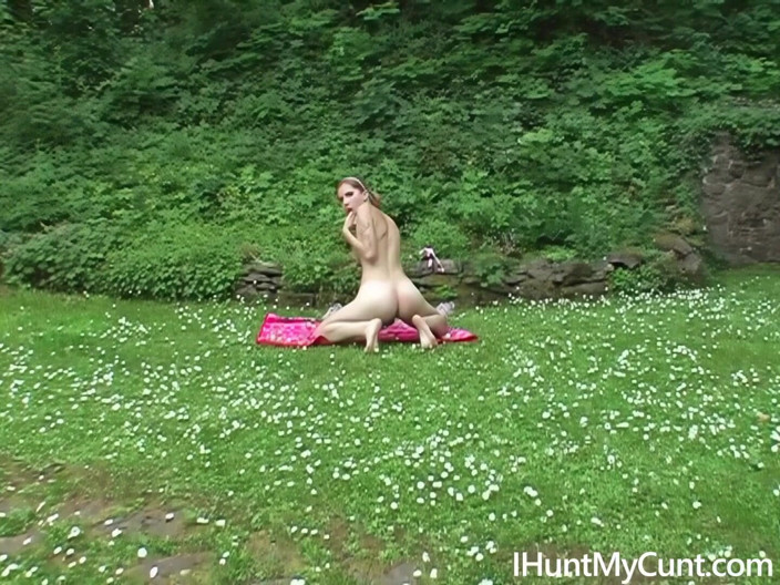 I Hunt My Cunt: La calda ragazza magra freya si fa venire in giardino
