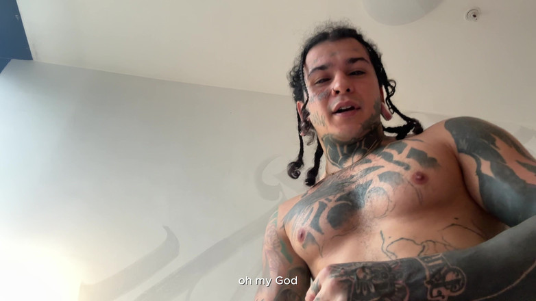 Dyavol: Un tren uriaș trece prin fața unui om mic și îi arată...