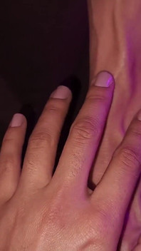 มุมมอง POV: เธอยอมจำนนกับแขนเป็นเส้นของฉัน