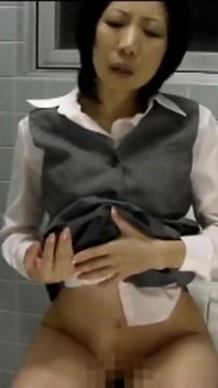 被困老女人 - 厕所自慰 第7集
