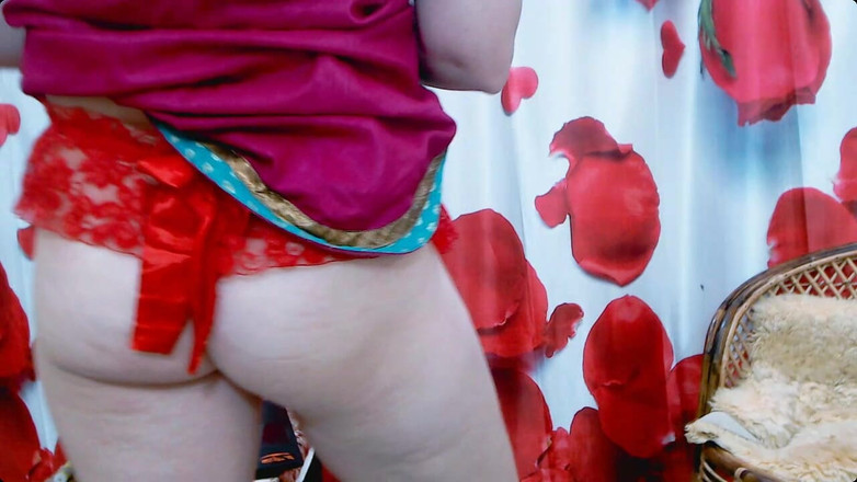 Bolly Karma: Cewek semok ini lagi asik pamer tubuh bahenolnya!