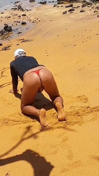 Ladysilva mostrando sua bunda quente de calcinha na praia