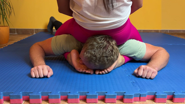 Mean Asian Wife: Nožní wrestlingová dominance bosé ponížení