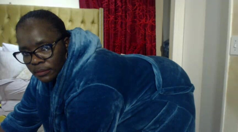Legendary Booty Overdose: Une SSBBW excitée se masturbe et prend son petit-déjeuner au...