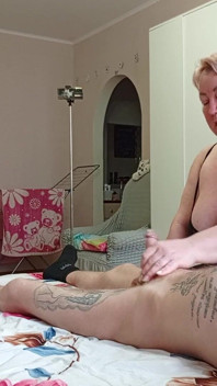 Komşu vücut masajı yapıyor ve boşalmadan önce sikimi sıvazlıyor