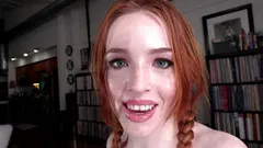 Madi Collins, strip-teaseuse rousse, dans notre petit secret !