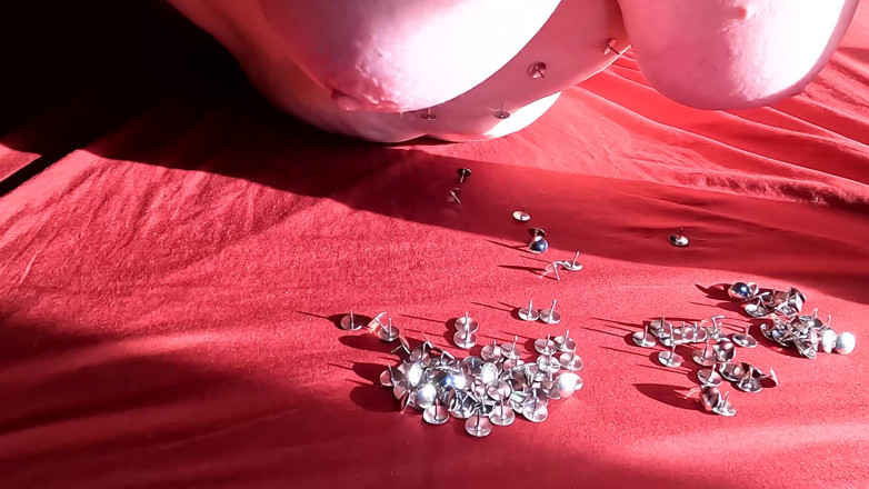 Bouncy Tits Action: Le cravată pe țâțe și pune-le în thumbtacks