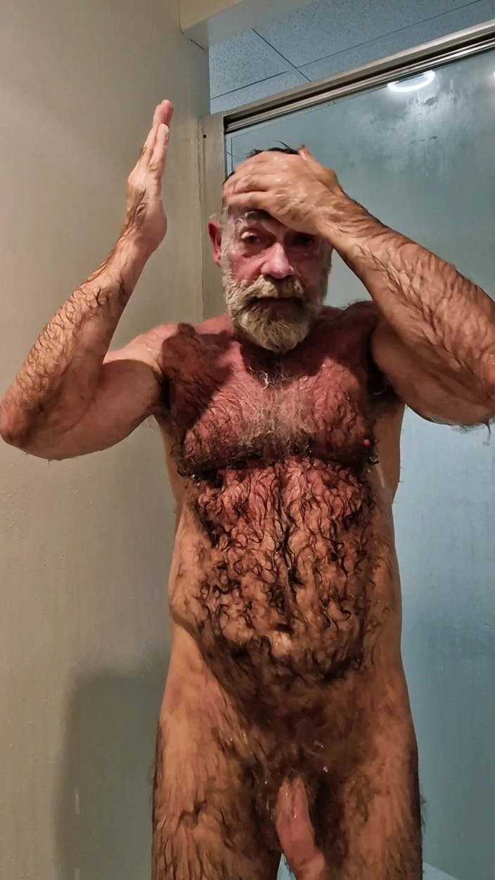 JackvanDean: Ours musclé poilu, flexions et douches