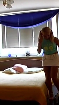 Extraño trío de nalgadas con putas maduras goteando