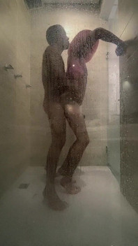 Femboy zostaje przeleciał przez nieznajomego w łazience hotelu, gdzie jest na wakacjach z rodziną