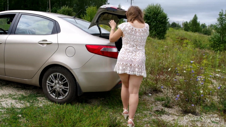 MILF Oxana: Dumb blonde and stalled car