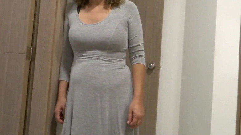 Ardientes69: Vacker styvmamma på strandsemester visar upp och klär av sig...