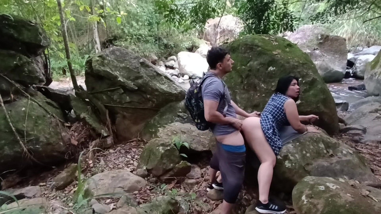 venusandzeus: Une fille laisse son prof la baiser dans les bois...