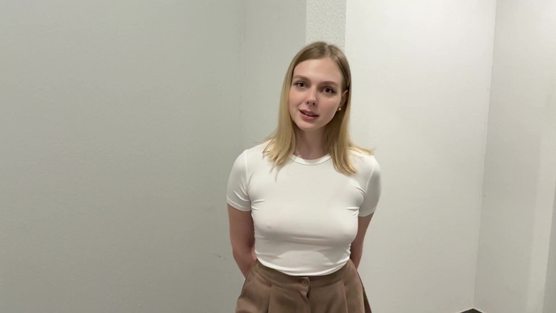 Arisha Mills: Moja nowa sąsiadka na piętrze okazała się dziwką i rozłożyła...
