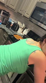Apimentada vida de esposa negociável - casal interracial fode na cozinha enquanto ela cozinha seu jantar Psilo Siren Matt Bishop