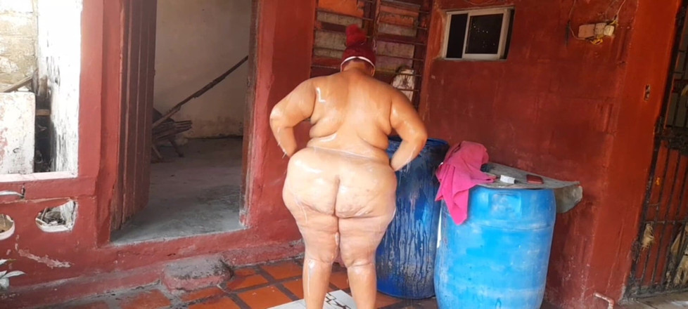 Gordita Culo Rico: 彼は、家のテラスでシャワーを浴びている継母を覗き見しました。