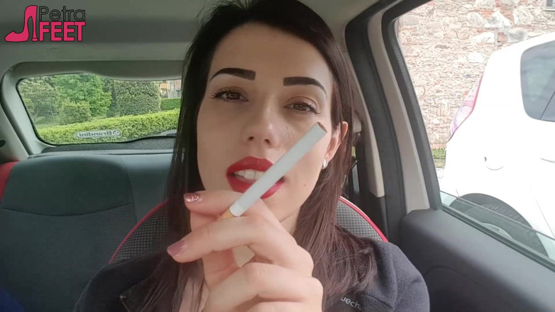 Smokin Fetish: Dobrze wyglądający Petra pali w swoim samochodzie