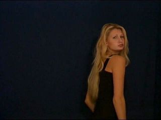 Flash Model Amateurs: Une blonde sexy taquine et montre son corps sexy