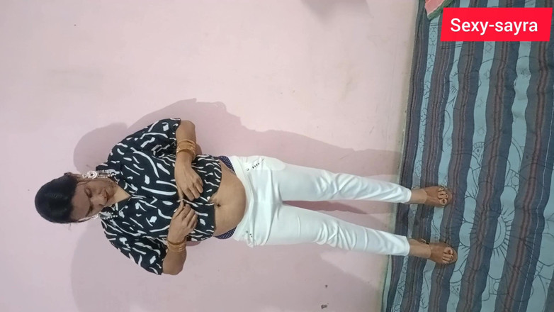 Sexy-sayra: Sayra haciendo una exhibición fuerte de su culo y su...