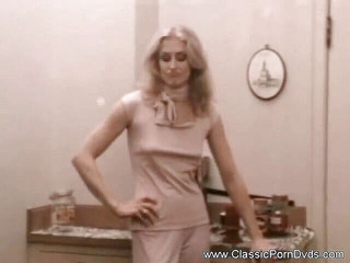 Classic Porn DVDs: Blond brud ger bästa avsugning någonsin