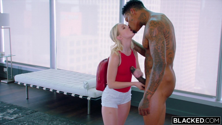 Blacked: Siyahi bu minyon sarışın sadece büyük zenci için gözleri var