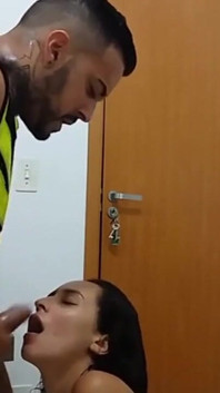 Доставщик закуски делает это с горячей тинкой