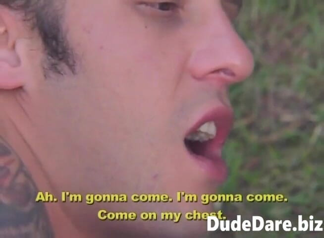 DudeDare: Caras pervertidos se masturbam na floresta