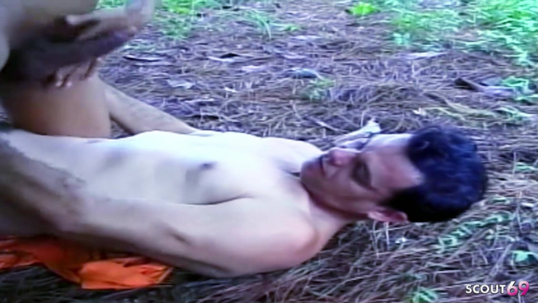 Shemale TS Collection: 大胸部拉丁人妖在户外的树上和男人做爱，直到他高潮