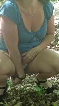 Jade adora fazer xixi na floresta