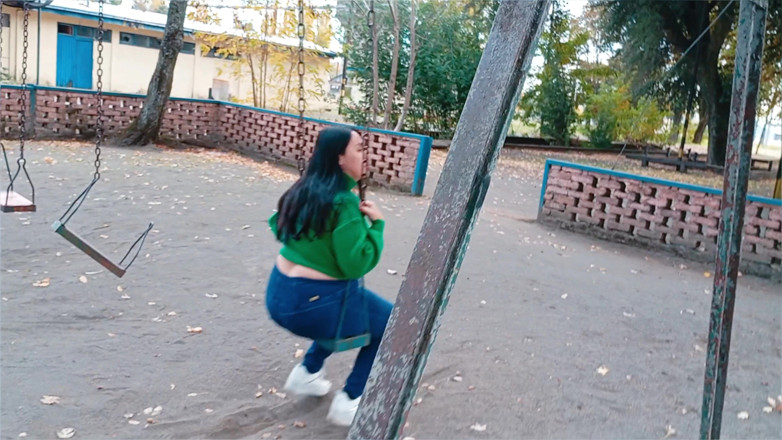 BBW Kelly Mom: ブランコ手伝ってくれる?後ろからもっと強く押して